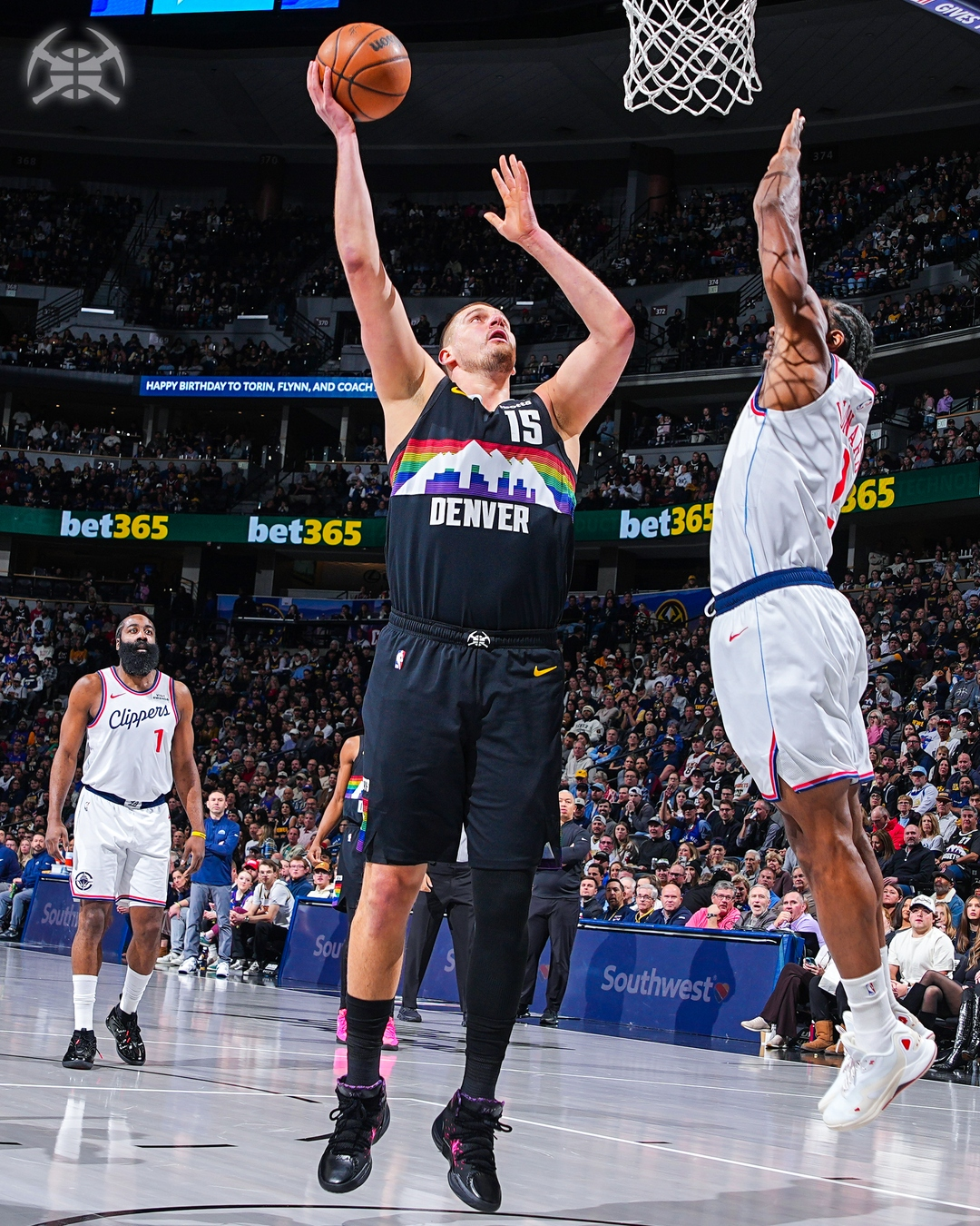 赛程安排-约基奇复出31分12板5助攻掘金战胜快船，哈登25分9助攻小卡21分